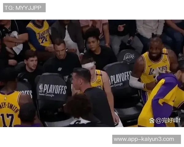 詹姆斯替补席上显不满情绪频频起身运球引发关注
