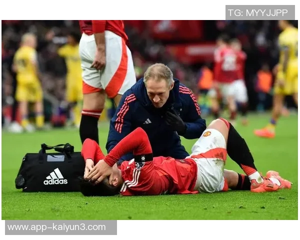 曼联后卫利桑德罗膝伤恢复接近尾声即将重返球队合练