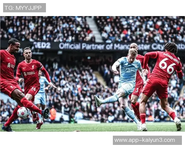 詹俊现场解说曼城对阵利物浦社媒晒照展现紧张氛围与激情时刻